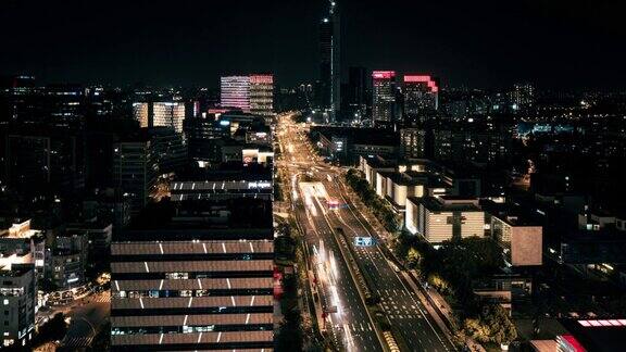 延时拍摄上海商业区繁忙的夜间交通