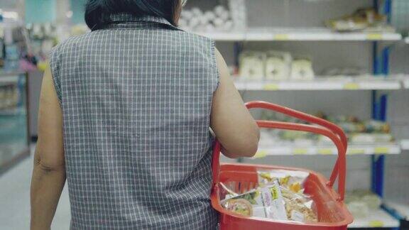 女人在超市购物