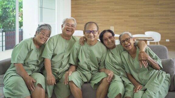 一群亚洲老人或退休老人的肖像微笑放松在养老院一起玩老年人生活方式活动娱乐退休社区卫生保健