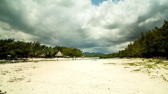 乌云密布的毛里求斯岛
