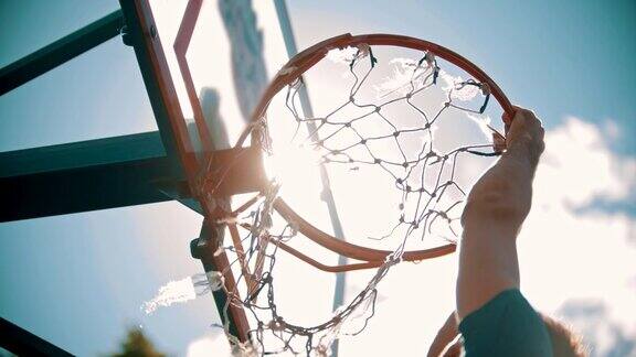 在外面进行篮球训练把球扔进篮球框里球正好击中目标