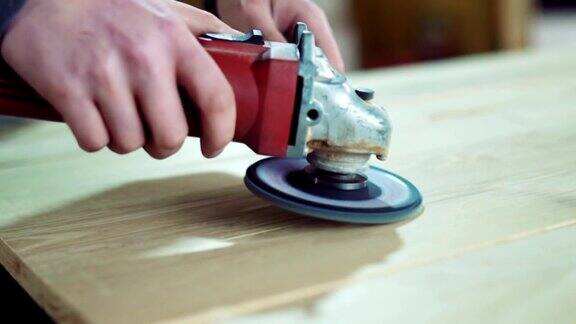 年轻的木匠打磨木板