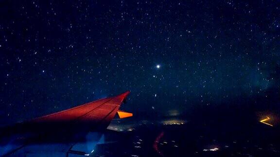 4K夜间飞行星从飞机窗口观看