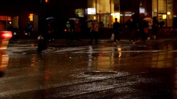 曼哈顿中城下雨的街道在纽约市