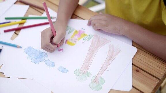 孩子们用彩色铅笔在纸上画漫画的场景教育背景