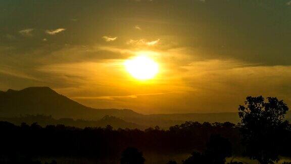 泰国热带草原ThungSalaengLuang国家公园草原上的日出与剪影山背景