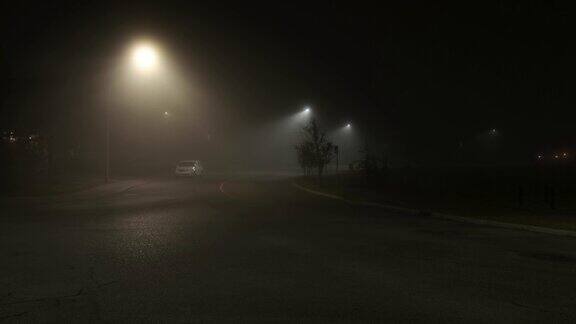 夜晚的街道上浓雾是唯一的动静