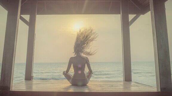 日落时的瑜伽冥想
