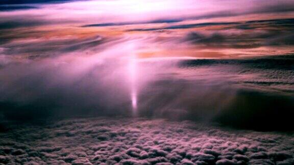 在日落时穿越云层的天上飞行
