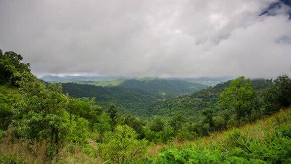 时间流逝的山区景观在泰国与热带雨林和移动多云