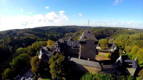 德国索林根堡城堡航拍重建堡垒美丽的航拍欧洲文化和风景镜头在空中移动无人驾驶飞机在欧洲上空飞行旅游观光游览德国