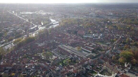 4k航拍比利时布鲁日显示城市的主要运河