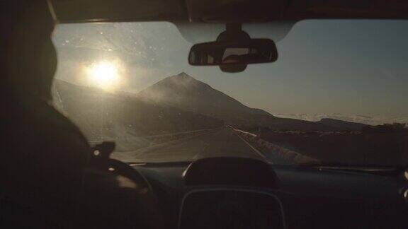 透过汽车挡风玻璃看到的雾蒙蒙的火山景象