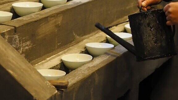 如何制作徽州墨系列第一步将桐油(中国木油)倒入碗中收集墨汁的原料黑烟这是中国文化的传统工艺