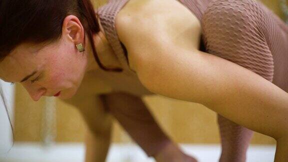 年轻女子在瑜伽课上慢动作练习瑜伽