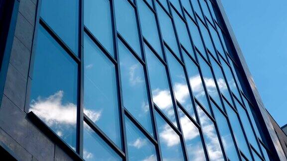 镜子反射在摩天大楼的玻璃表面邻近的建筑物