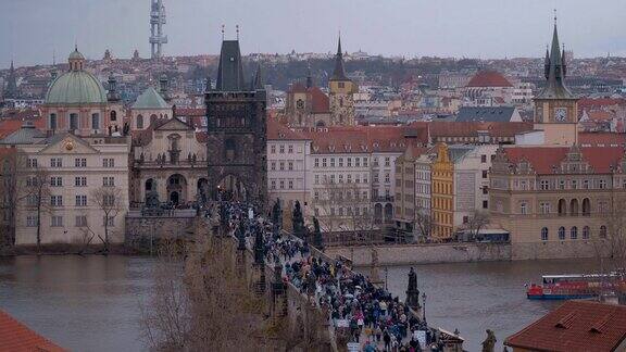 布拉格的查尔斯桥上有很多游客
