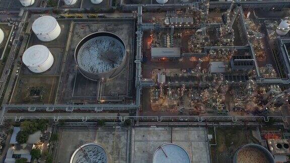 鸟瞰图石油和天然气工业炼油厂的储油罐和管道钢在夜间