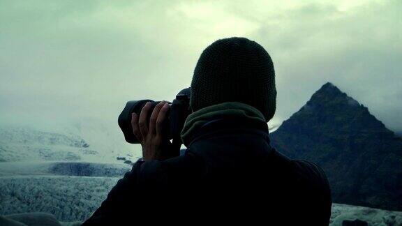 摄影师在冰川泻湖日落
