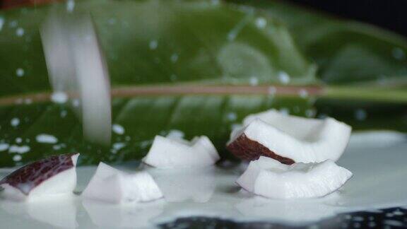椰子的碎片落在椰奶喷雾上