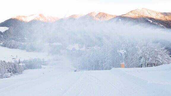 雪炮在滑雪坡上喷雪