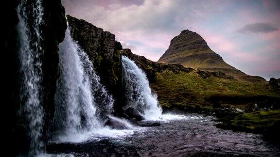冰岛日落时分的Kirkjufell瀑布