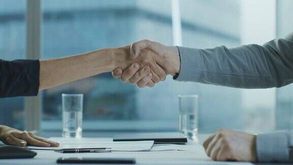 两名商人达成协议并握手