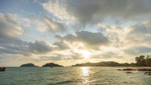 美丽的海洋在日落与多云的天空时间流逝视频