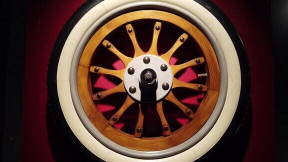 一个古董汽车车轮旋转的视频