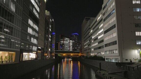 火车经过遥远的横滨运河城市景观