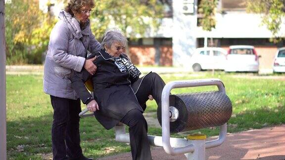 老年妇女户外运动