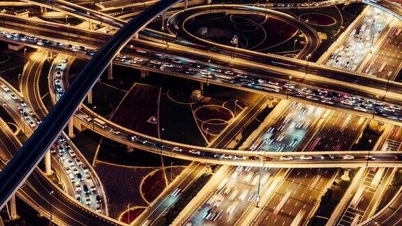阿联酋迪拜的天桥和城市交通夜景TD鸟瞰图