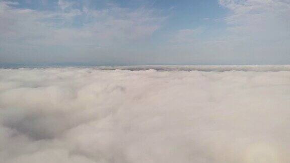在白云上飞行的航拍镜头