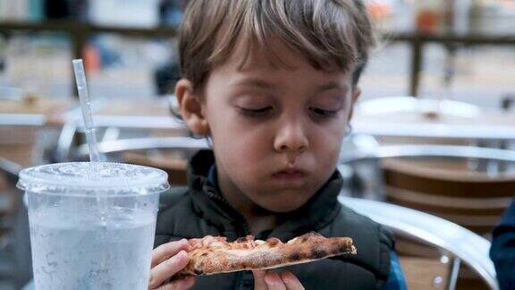 一个小男孩在吃披萨