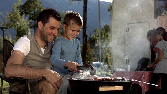 高清超级慢动作:父亲和儿子烧烤肉