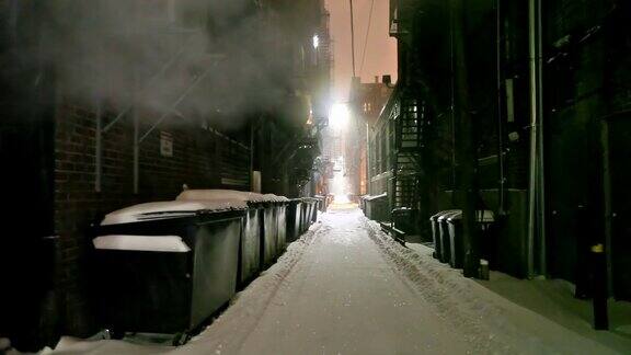 寒冷多雾的城市小巷