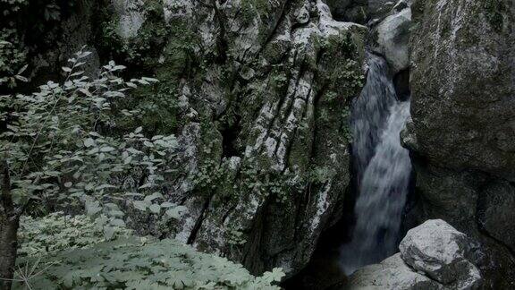 魔鬼喉洞附近的瀑布保加利亚