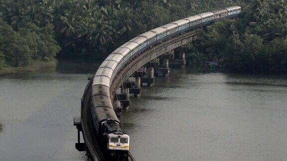 火车在桥上行驶