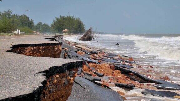 一场暴风雨引发的海浪袭击并摧毁了一条柏油路