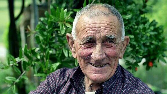 满脸幸福皱纹的老人:老人、乡村、户外、肖像