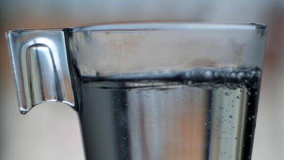 热水倒入玻璃杯中动作缓慢