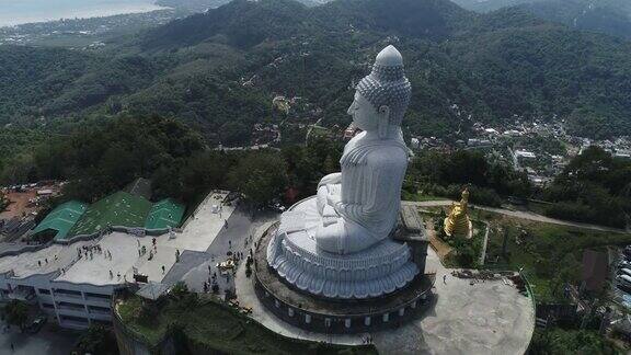 卡隆海滩和卡塔海滩之间山上的大佛鸟瞰图