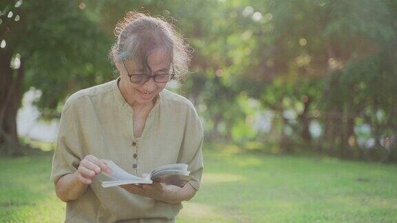 老年女性喜欢在户外读书