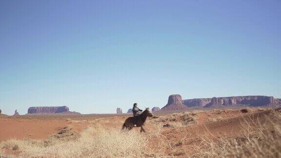 那瓦霍小孩骑着马在亚利桑那州的边远地区