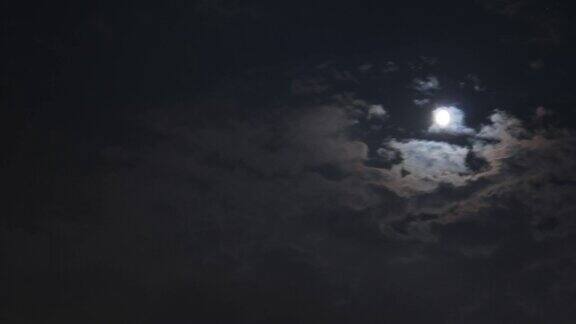 在多云的夜晚天空中有移动的月亮