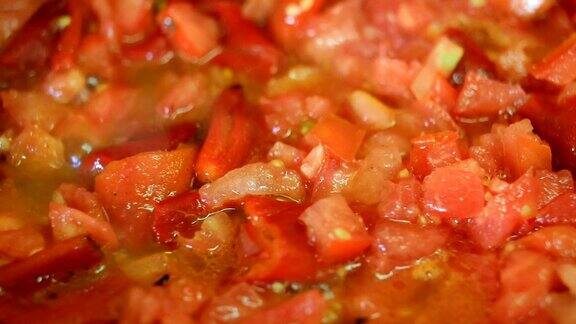 烹饪新鲜蔬菜-西红柿和胡椒