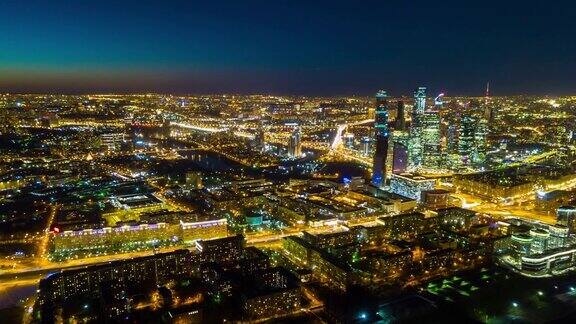 夜晚日落照亮莫斯科城市交通街道空中城市景观全景4k时间流逝俄罗斯