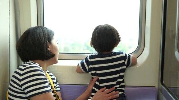 和妈妈一起乘火车旅行