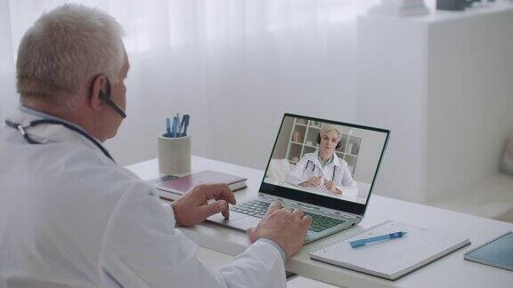 两位医生通过视频聊天、远程通信技术、远程教育进行在线交流