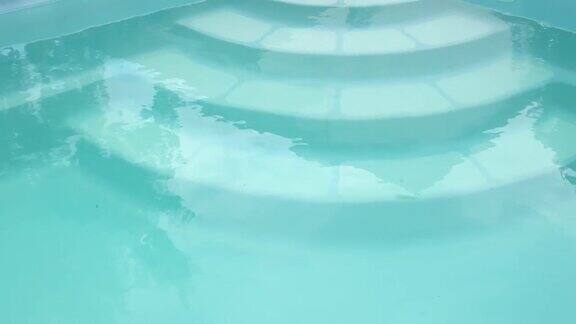 游泳池里碧波荡漾的湖水游泳池水面的光反射
